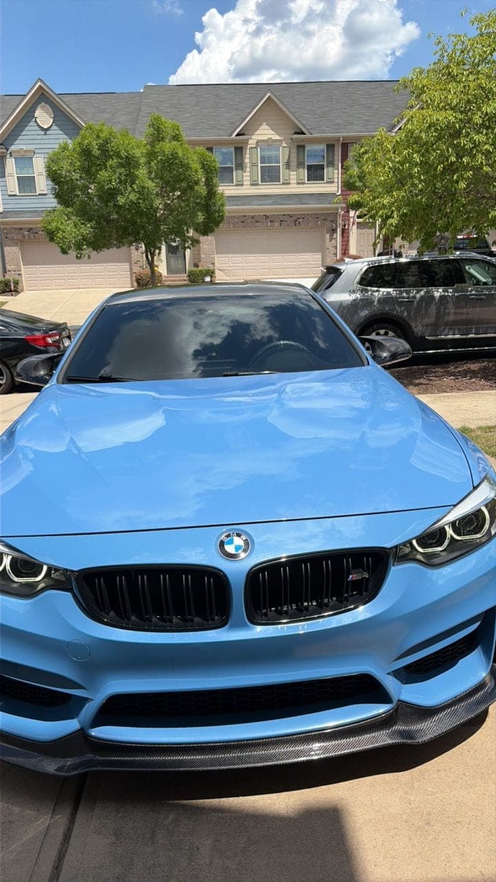 Straight-on front of the M4 with BMW roundel and kidney grilles