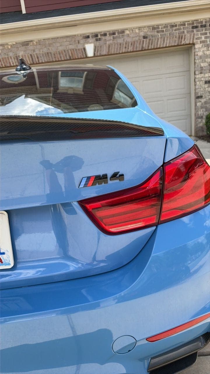 Rear badge, taillight and carbon spoiler of the M4