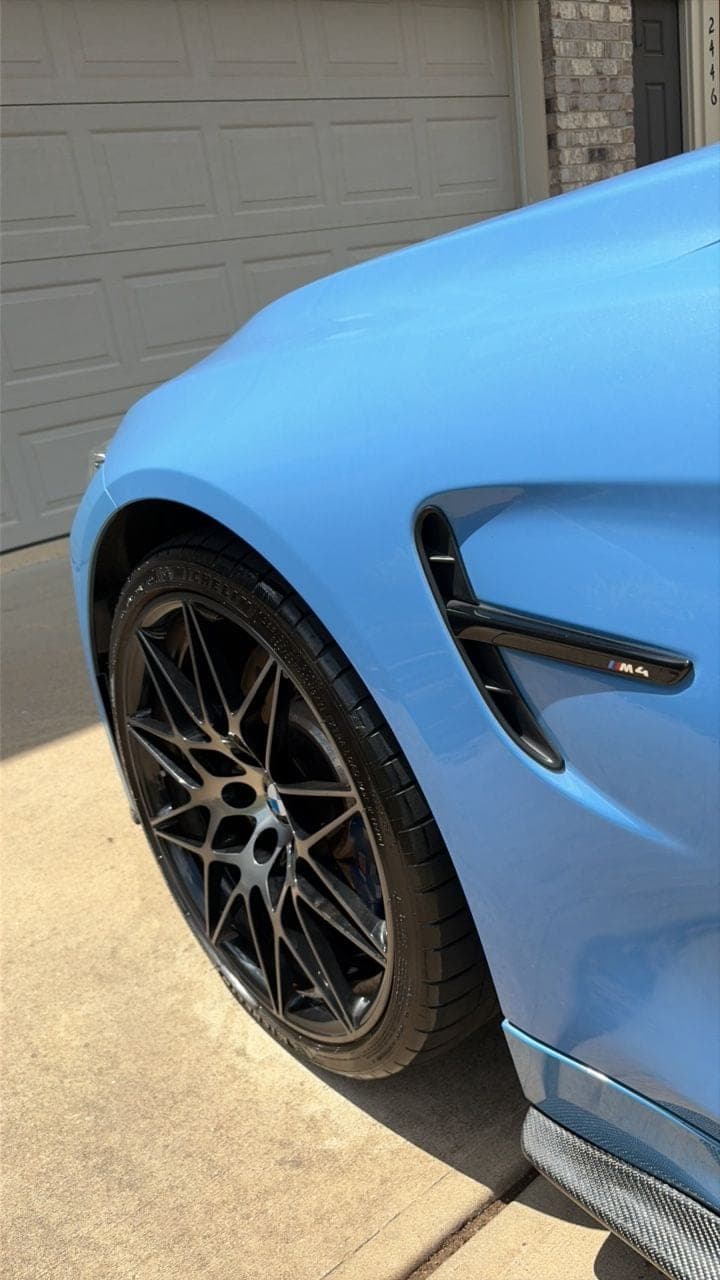 Star-spoke wheel and carbon side skirt of the M4